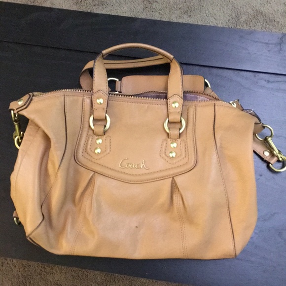 Coach Handbags - Coach 👜 tan leather purse